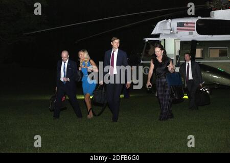 De gauche à droite : Stephen Miller, conseiller principal pour la politique, Kayleigh McEnany, secrétaire de presse à la Maison Blanche, Et Jared Kushner, assistant du président et conseiller principal, marchent sur la pelouse sud de la Maison Blanche à Washington, DC, Etats-Unis, le mercredi 24 juin 2020, après être revenu d'une excursion d'une journée en Arizona avec le président des États-Unis Donald J. Trump. Photo de Stefani Reynolds/CNP/ABACAPRESS.COM Banque D'Images