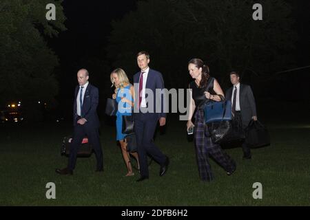 De gauche à droite : Stephen Miller, conseiller principal pour la politique, Kayleigh McEnany, secrétaire de presse à la Maison Blanche, Et Jared Kushner, assistant du président et conseiller principal, marchent sur la pelouse sud de la Maison Blanche à Washington, DC, Etats-Unis, le mercredi 24 juin 2020, après être revenu d'une excursion d'une journée en Arizona avec le président des États-Unis Donald J. Trump. Photo de Stefani Reynolds/CNP/ABACAPRESS.COM Banque D'Images