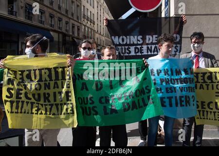 Des militants de la rébellion internationale de l'extinction du groupe d'action climatique sont vus tenir des banderoles lors d'une manifestation devant le ministère de l'intérieur à Paris, en France, le 23 juin 2020. Photo d'Aurore Marechal/ABACAPRESS.COM Banque D'Images