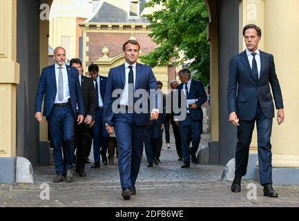 Le président français Emmanuel Macron et le Premier ministre néerlandais Mark Rutte arrivent pour une réunion, à la Haye, aux pays-Bas, le 23 juin 2020. Photo de Piroschka van de Wouw/Pool/ABACAPRESS.COM Banque D'Images