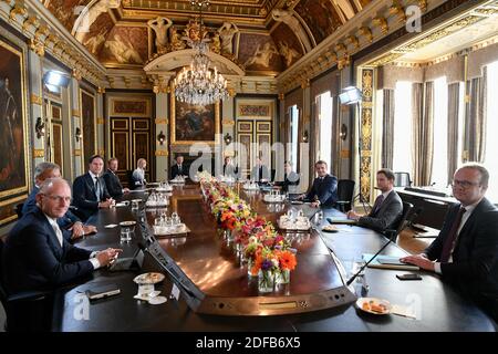 Le président français Emmanuel Macron assiste à une réunion avec le Premier ministre néerlandais Mark Rutte, à la Haye, aux pays-Bas, le 23 juin 2020. Photo de Piroschka van de Wouw/Pool/ABACAPRESS.COM Banque D'Images