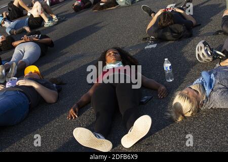 Des manifestants bloquent l'Interstate 395 à Washington, DC, USA le mardi 23 juin 2020. Trump a tweeté qu'il autorisait le gouvernement fédéral à arrêter tout manifestant pris pour vandaliser les monuments américains, avec une peine pouvant aller jusqu'à 10 ans de prison. Photo de Stefani Reynolds/CNP/ABACAPRESS.COM Banque D'Images