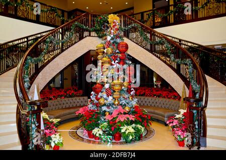 Arbre de Noël joliment décoré dans un grand hall. Banque D'Images