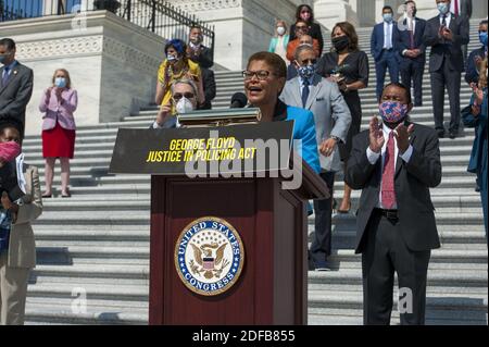 Karen Bass (démocrate de Californie), présidente du Black Caucus du Congrès et représentante des États-Unis, fait des remarques tandis qu'elle est rejointe par d'autres membres du Congrès sur les marches de la Chambre du Capitole des États-Unis, Pour une conférence de presse avant le vote sur la loi George Floyd Justice in police Act de 2020 à Washington, DC., le jeudi 25 juin 2020. Photo de Rod Lamkey/CNP/ABACAPRESS.COM Banque D'Images