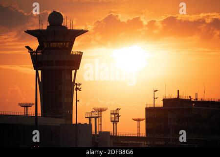 La tour de contrôle est vue au lever du soleil à la réouverture de l'aéroport d'Orly à la suite de l'épidémie de coronavirus (COVID-19) en France, le 26 juin 2020. Photo de David Niviere/ABACAPRESS.COM Banque D'Images