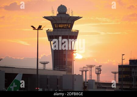 La tour de contrôle est vue au lever du soleil à la réouverture de l'aéroport d'Orly à la suite de l'épidémie de coronavirus (COVID-19) en France, le 26 juin 2020. Photo de David Niviere/ABACAPRESS.COM Banque D'Images