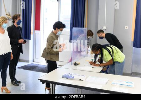 Rachida Dati membre du parti de droite français les Républicains (LR) et candidate aux élections municipales 2020 à venir Rachida Dati se présente au 11e arrondissement de Paris pour le deuxième tour des élections municipales à Paris, le 28 juin 2020. Photo de Jcques Witt/Pool/ABACAPRESS.COM Banque D'Images