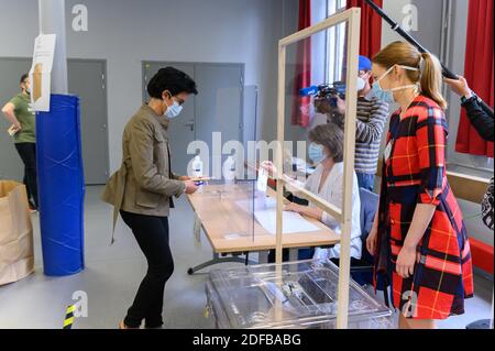 Rachida Dati membre du parti de droite français les Républicains (LR) et candidate aux élections municipales 2020 à venir Rachida Dati se présente au 11e arrondissement de Paris pour le deuxième tour des élections municipales à Paris, le 28 juin 2020. Photo de Jcques Witt/Pool/ABACAPRESS.COM Banque D'Images