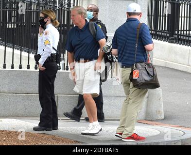 Le sénateur Lindsey Graham de Caroline du Sud (C), ne portant pas de masque de protection contre le coronavirus, porte ses clubs de golf lorsqu'il revient avec le président Donald Trump à la Maison Blanche, Washington, DC, États-Unis le dimanche 28 juin 2020, après une journée à son club de golf national de Trump, Sterling, Virginie. Photo de Mike Theiler/Pool/ABACAPRESS.COM Banque D'Images