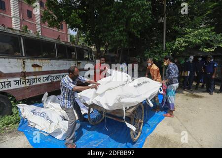 Les cadavres récupérés par les sauveteurs sont alignés après un lancement sur le fleuve Buriganga à Dhaka, au Bangladesh, le 29 juin 2020. Des cadavres de 30 personnes, dont huit femmes et trois enfants, ont été récupérés après un lancement, transportant plus de 100 passagers, chavirés dans le fleuve Buriganga. Photo de Suvra Kanti Das/ABACAPRESS.COM Banque D'Images