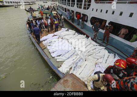 Les cadavres récupérés par les sauveteurs sont alignés après un lancement sur le fleuve Buriganga à Dhaka, au Bangladesh, le 29 juin 2020. Des cadavres de 30 personnes, dont huit femmes et trois enfants, ont été récupérés après un lancement, transportant plus de 100 passagers, chavirés dans le fleuve Buriganga. Photo de Suvra Kanti Das/ABACAPRESS.COM Banque D'Images