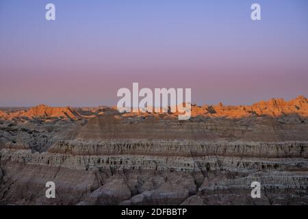 Blue Hour Light sur les formations des Badlands dans le Dakota du Sud Banque D'Images