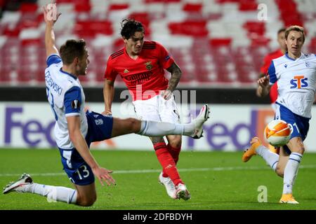 Lisbonne. 3 décembre 2020. Darwin Nunez (C) de SL Benfica tire pour marquer lors du match de football du groupe D de l'UEFA Europa League entre SL Benfica et Lech Poznan à Lisbonne, Portugal, le 3 décembre 2020. Crédit: Pedro Fiuza/Xinhua/Alay Live News Banque D'Images