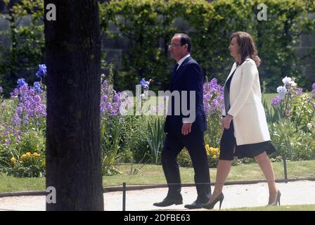 Photo du dossier datée du 15 mai 2015, du président français François Hollande et de Valerie Trierweiler au jardin des Tuileries pour un hommage à Jules Ferry. Photo de Patrice Pierrot/avenir Pictures/ABACAPRESS.COM Banque D'Images