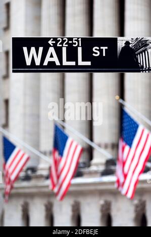 Panneau Wall Sreet avec drapeaux américains et NYSE Banque D'Images