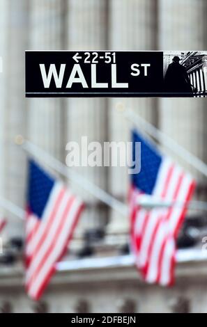 Panneau Wall Sreet avec drapeaux américains et NYSE Banque D'Images