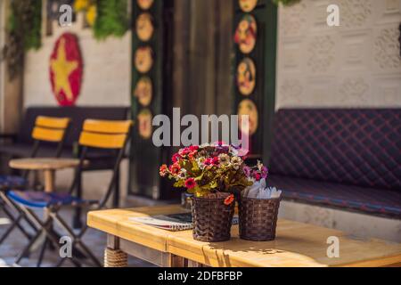 Café vietnamien avec fleurs et drapeau vietnamien sur fond Banque D'Images