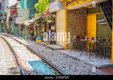 Train Hanoi street, maison ancienne et railroad à Hanoi, Vietnam Banque D'Images