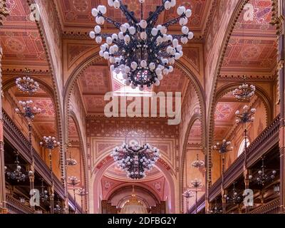 BUDAPEST, HONGRIE- MAI 26, 2019: Plafond et lustre à l'intérieur de la nef de la grande synagogue de la rue dohany Banque D'Images