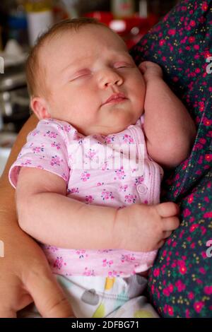 Belle jeune fille sur les mains de la femme (mère ou grand-mère) Banque D'Images