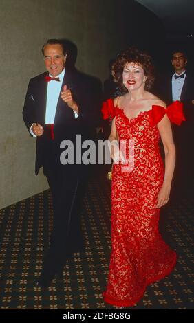 Washington DC. États-Unis, 14 mai 1988 le sénateur Robert (Bob) Dole (R-KS) et son épouse Elizabeth (Liddy) Dole, ancienne secrétaire des transports, au Trésor américain de l'American cancer ball à l'hôtel Hilton de Washington Banque D'Images
