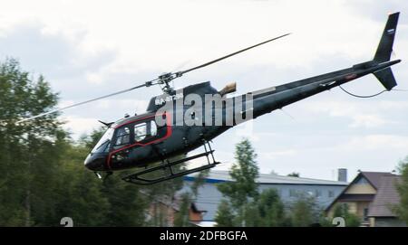 12 septembre 2020, région de Kaluga, Russie. Hélicoptère Aerospatiale AS.350 Ecureuil à l'aéroport Oreshkovo. Banque D'Images