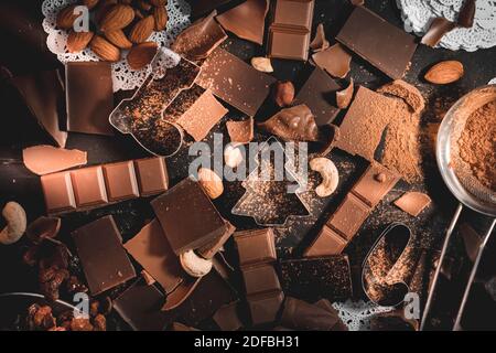 Ingrédients de Noël pour biscuits au chocolat. Emporte-pièces en métal posez à plat avec des morceaux de chocolat Banque D'Images