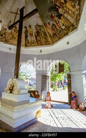 La Croix de Magellan est une croix chrétienne historique plantée par des explorateurs portugais et espagnols, comme l'a ordonné Ferdinand Magellan à son arrivée à Cebu, dans la région des Visayas centrales des Philippines, en mars 1521. La croix se trouve dans une petite chapelle de style rotonde, à côté de la basilique Menor del Santo Niño, dans la rue Magallanes, dans le centre-ville de Cebu. Banque D'Images