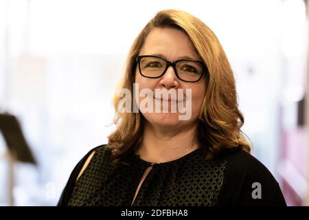 Kiel, Allemagne. 20 novembre 2020. Daniela Bialluch, chef des maisons des professeurs de la Fondation du monastère de Kiel, regarde la caméra. Malgré la menace de corona, les maisons de retraite et de soins veulent créer une célébration aussi belle que possible pour leurs résidents avec beaucoup de lumières et de rencontres. (À dpa 'Corona Christmas in the Nursing home - Between Hope and Fear') Credit: Frank Molter/dpa/Alay Live News Banque D'Images