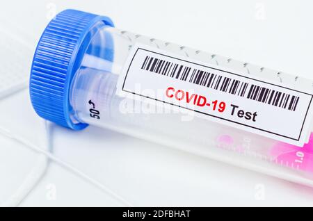 Tube contenant un écouvillon nasopharyngé pour coronavirus ou test COVID-19 en laboratoire. Banque D'Images