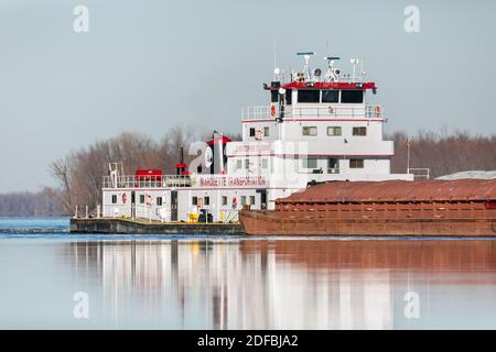 Le remorqueur de rivière Christopher Myskowski poussant une barge sur le fleuve Mississippi près de Burlington, Iowa Banque D'Images