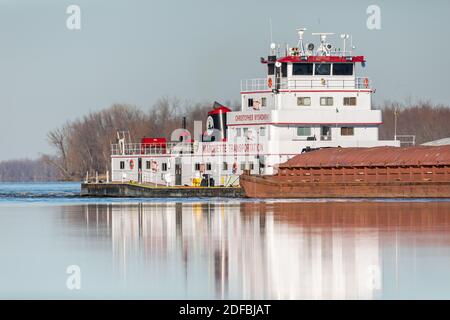 Le remorqueur de rivière Christopher Myskowski poussant une barge sur le fleuve Mississippi près de Burlington, Iowa Banque D'Images