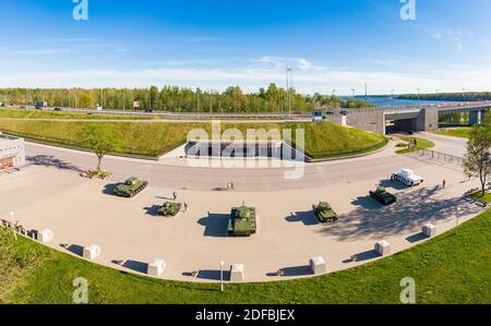 Vue panoramique aérienne au musée diorama par beau jour d'été. Monument des chars soviétiques. Kirovsk, région de Leningrad, Russie. Traduction: 'Diorama Banque D'Images