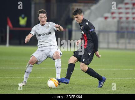 Nice, France. 3 décembre 2020. Flavius Daniliuc de Nice, Julian Baumgartlinger de Bayer Leverkusen lors de l'UEFA Europa League, match de football du Groupe C entre OGC Nice et Bayer Leverkusen le 3 décembre 2020 au stade Allianz Riviera de Nice, France - photo Jean Catuffe / DPPI / LM crédit: Paola Benini/Alay Live News Banque D'Images