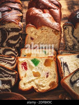 Brioche tressée avec délice turc, pain de Noël sucré hongrois traditionnel Banque D'Images