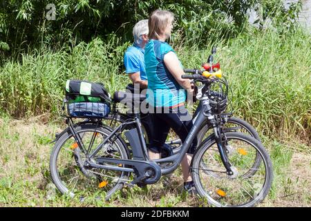 Couple senior et vélo électrique Seniors, Bikers, vieillissement, vieillesse Banque D'Images