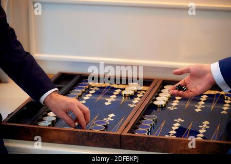 Un jeu de Backgammon a été joué avec des gros plans de mains et dés Banque D'Images