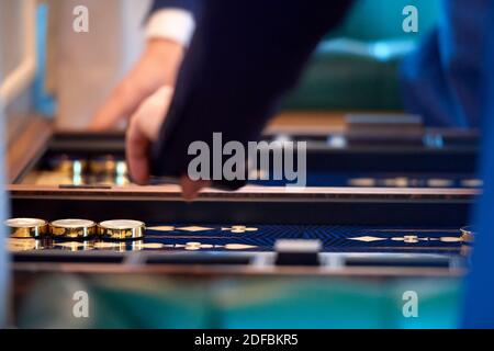 Un jeu de Backgammon a été joué avec des gros plans de mains et dés Banque D'Images