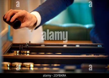 Un jeu de Backgammon a été joué avec des gros plans de mains et dés Banque D'Images