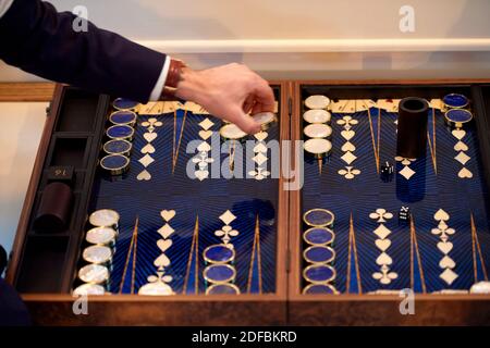 Un jeu de Backgammon a été joué avec des gros plans de mains et dés Banque D'Images