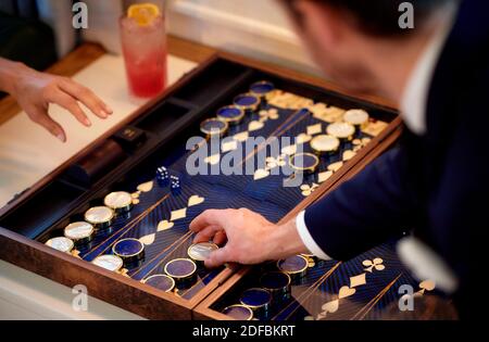 Un jeu de Backgammon a été joué avec des gros plans de mains et dés Banque D'Images