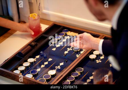 Un jeu de Backgammon a été joué avec des gros plans de mains et dés Banque D'Images