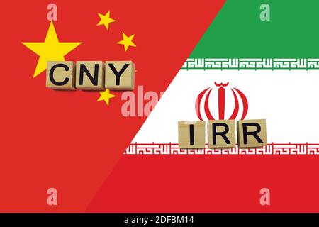 Les codes de devises de la Chine et de l'Iran sur fond de drapeaux nationaux. Concept de transfert d'argent international Banque D'Images