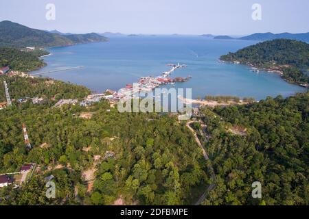 Photo aérienne du village de Bang Bao à Koh Chang en Thaïlande dans une baie d'eau Banque D'Images