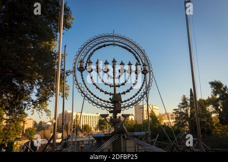 La menorah est située dans le parc national, à côté du cimetière militaire du Mont Herzl, à Jérusalem, en israël Banque D'Images