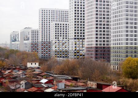 Nouveau bâtiment résidentiel et anciens garages Banque D'Images