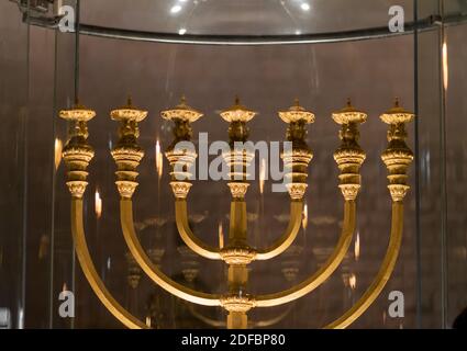 jérusalem, israël. 22-12-2019. La grande menorah dorée la nuit. La vieille ville de Jérusalem, Israël Banque D'Images