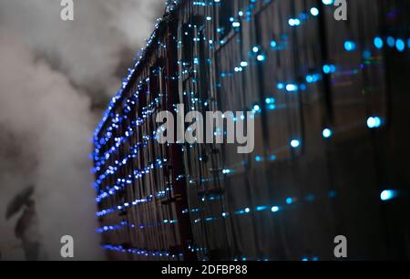 Le premier train LED numérique au monde, créé à l'aide de milliers de lumières LED de mélange de couleurs entièrement contrôlables, à la gare d'Alresford, dans le Hampshire, lors d'un aperçu des illuminations de vapeur à la ligne Watercress, qui s'ouvre au public le vendredi 4 décembre. Banque D'Images