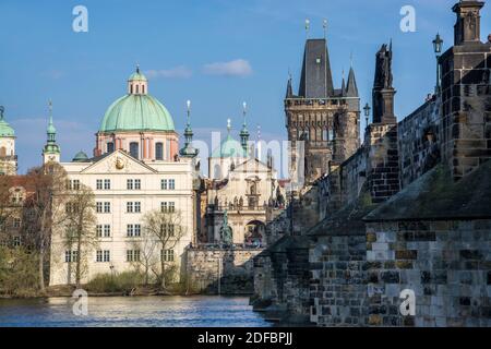 Die Karlsbrücke ist eine im 14. Jahrhundert errichtete, historisch bedeutsame Brücke über die Moldau in Prag, die die Altstadt mit der Kleinseite verb Banque D'Images