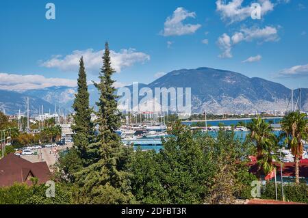 Vue sur le port de plaisance du quartier de Finike sur la côte méditerranéenne de la province d'Antalya en Turquie. 4 novembre 2020 Banque D'Images